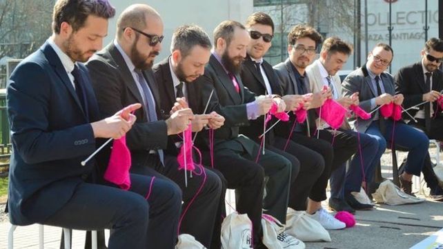 Hombres se sentaron a tejer en la mitad de la calle para dar una lección
