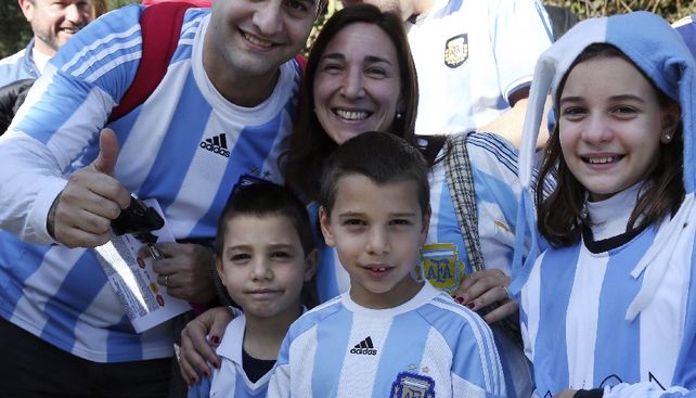 Los hinchas argentinos animan la previa del partido contra Jamaica