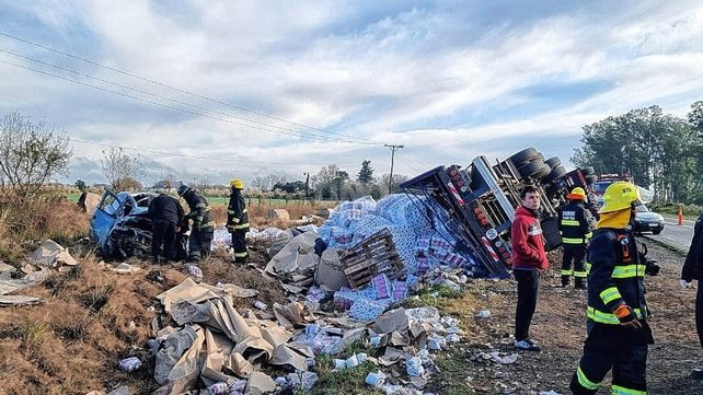 Violento choque entre un camión y un auto dejó un hombre muerto
