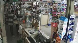 El joven se tomó su tiempo para robar en la farmacia tras romper la vidriera