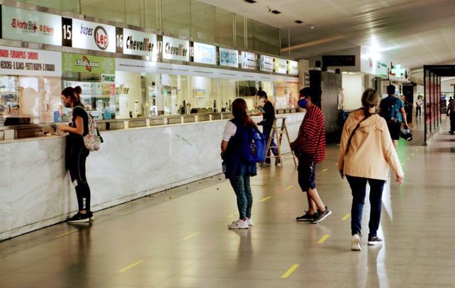Llegan los primeros micros: la Terminal recupera de a poco algo de actividad