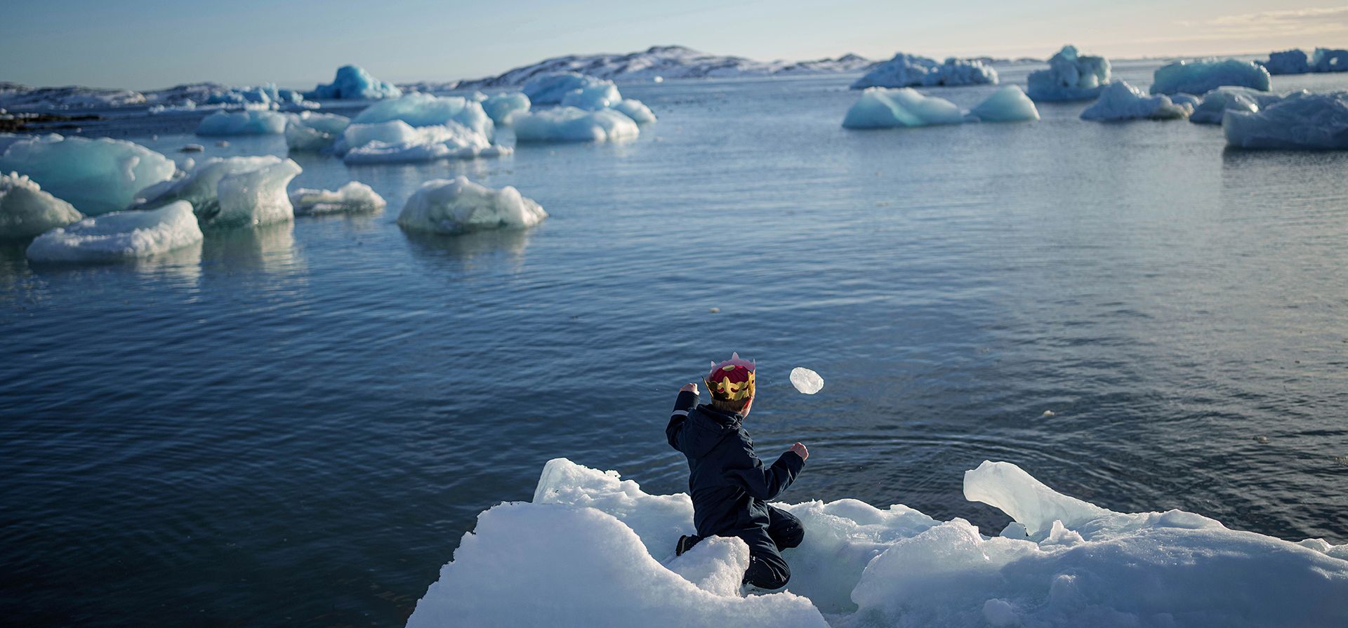 Un niño lanza hielo al mar en Nuuk, Groenlandia, el 11 de marzo de 2025. Trump, no descartó usar la fuerza militar para ocupar Groenlandia, siempre y cuando el reino de Dinamarca -al que pertenece la gigantesca isla ártica, no quiera “venderla” a Estados Unidos. (Foto AP/Evgeniy Maloletka, Archivo) Un niño lanza hielo al mar en Nuuk, Groenlandia, el 11 de marzo de 2025. Trump, no descartó usar la fuerza militar para ocupar Groenlandia, siempre y cuando el reino de Dinamarca -al que pertenece la gigantesca isla ártica, no quiera “venderla” a Estados Unidos. (Foto AP/Evgeniy Maloletka, Archivo)