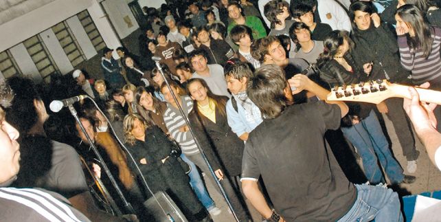 El recital se dio en el patio de la escuela.