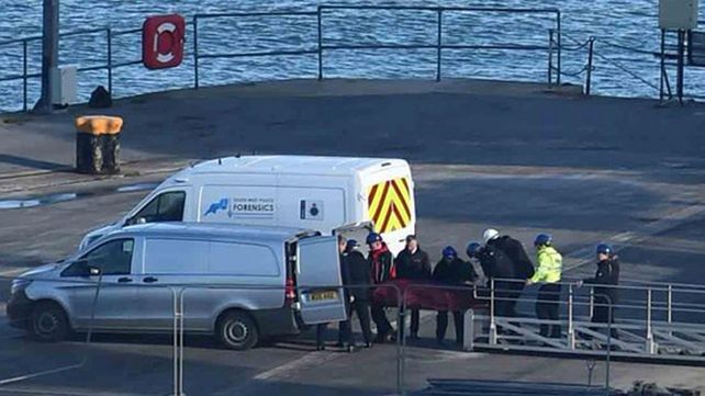 Trasladaron el cuerpo rescatado del avión de Emiliano Sala y los forenses comienzan con la identificación.