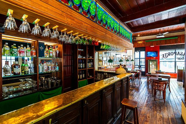 La extensa barra de madera que caracteriza desde sus inicios al bar.