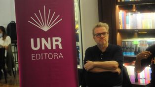 El recientemente fallecido periodista Mauricio Maronna, el martes último durante la presentación de su libro Perro negro, en la UNR.