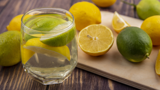El agua con limón es una de las bebidas más recomendadas por usuarios en internet