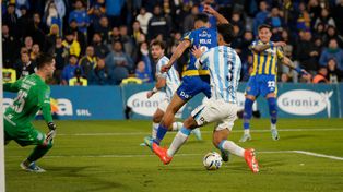 Ya Veliz le pegó con el taco. Parece habilitado pero según el VAR no. Era el empate en un momento necesario para Central.