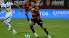 Scocco inicia un ataque en el último partido ante Boca en el Coloso que la lepra perdió por 2 a 0. Scocco inicia un ataque en el último partido ante Boca en el Coloso que la lepra perdió por 2 a 0.