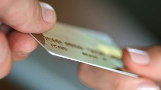 Alertan por recargos indebidos en compras con tarjetas de débito y crédito