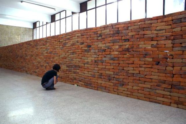 Un muro que recuerda el impacto de un libro se vuelve viral por las redes sociales