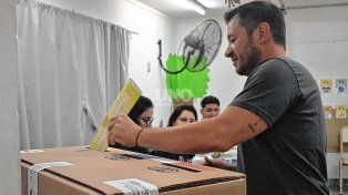 Las elecciones en Santa Fe se desarrollan con normalidad y poca afluencia de votantes