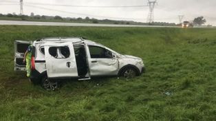 La Renault Kangoo despistó en el cantero central de la autopista. La mujer falleció y un hombre y un nene de 4 años resultaron con lesiones leves.&nbsp;
