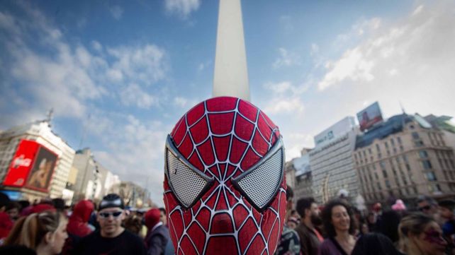 Una multitud de Spidermans se dieron cita este domingo en el obelisco porteño para romper un récord mundial.