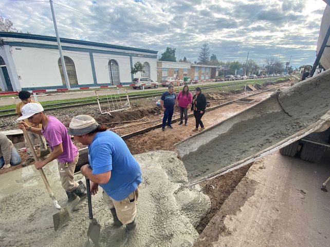 En zona urbana. El jefe comunal Antonio Fiorenza recorrió las obras.