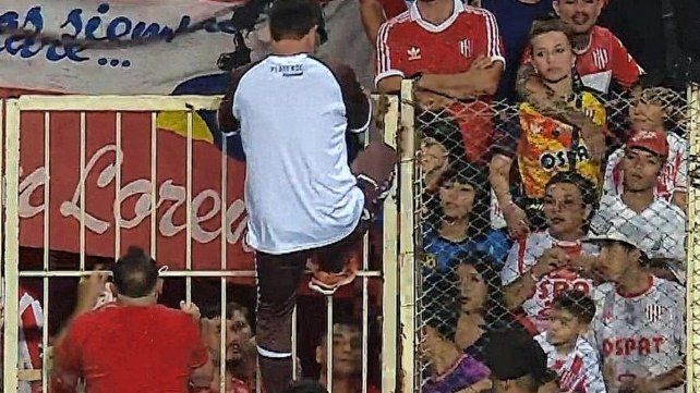 Los doctores de Unión y Platense se cruzaron la cancha y treparon un portón para asistir a un hincha descompensado.