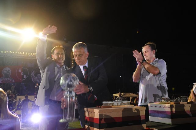 Martino y Bielsa en la noche de bautismo del Coloso con el nombre del loco.