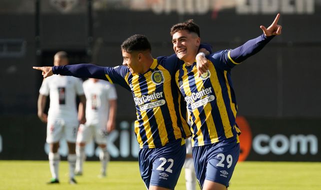 Martínez Dupuy celebra el primero de Central, junto a Giaccone. El 2-0 de Central sobre Riestra con un alternativo lo marcó Fabricio Oviedo.
