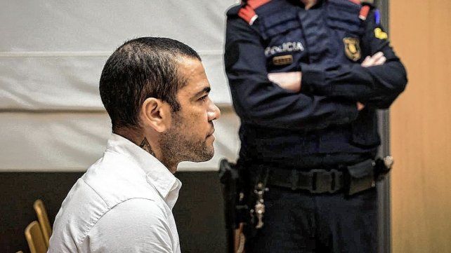 Dani Alves fue condenado a 4 años y medio de cárcel por violación. Dani Alves fue condenado a 4 años y medio de cárcel por violación.