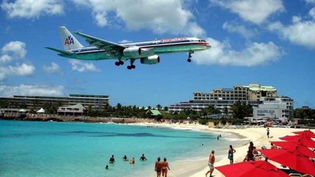 Tragedia en una playa del caribe: murió una turista por el viento de las turbinas de un avión
