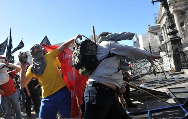 Los manifestantes atacaron a piedrazos al vallado puesto por la Policía Federal (Foto: Télam)