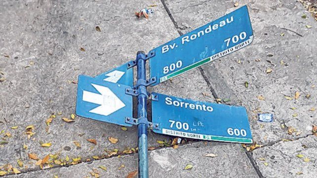 Llevaba en un carro el cartel de Sorrento y Rondeau, y lo detuvo la Policía