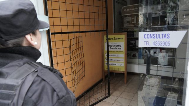 La puerta de rejas que los ladrones rompieron usando, al parecer, una amoladora