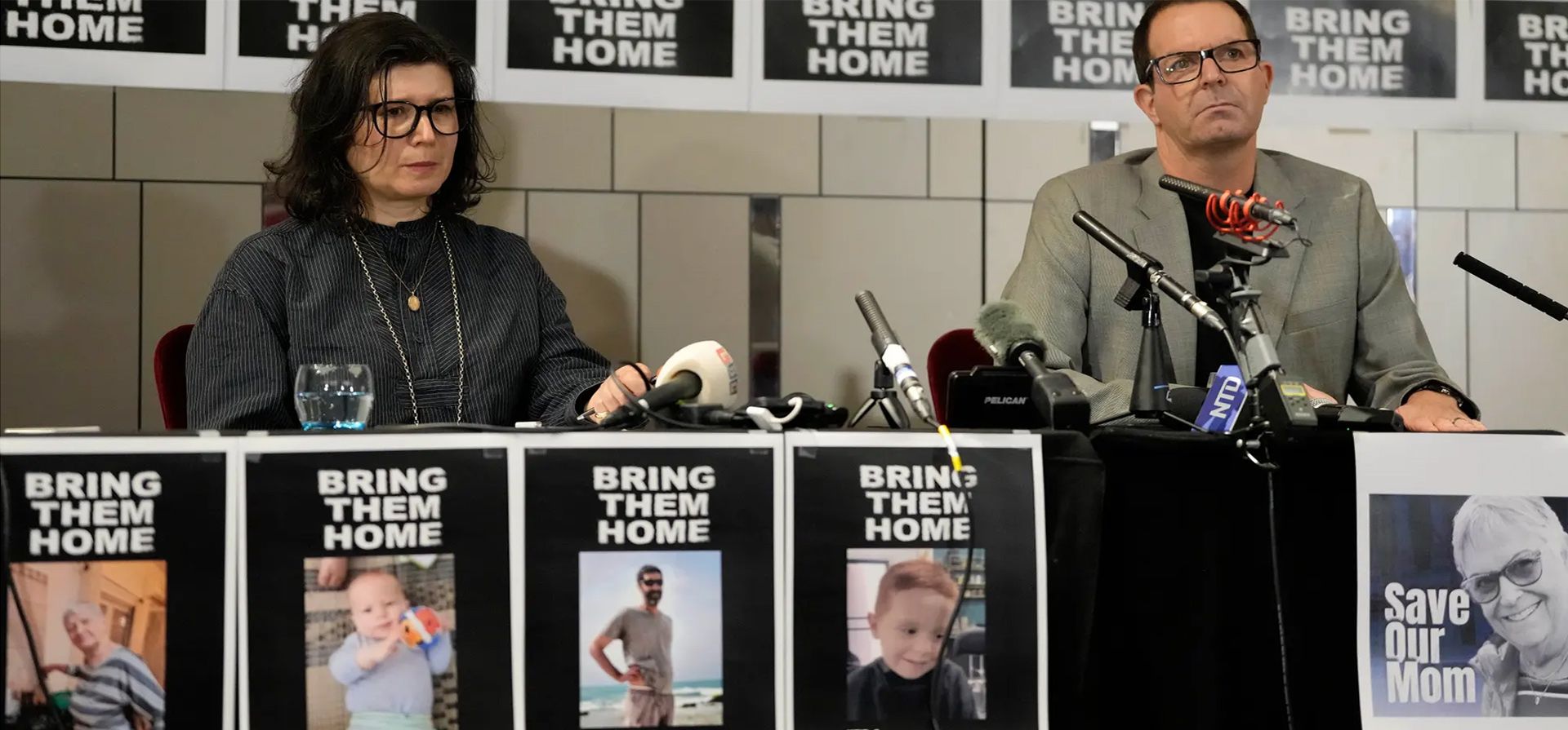 Londres, Reino Unido. Sharon Lifschitz y Noam Sagi asisten a una conferencia de prensa para los hijos británicos de los rehenes israelíes. Sagi creció en el kibutz de Nir Oz. Su madre, Ada Sagi, de 75 años, fue tomada como rehén. Los padres de Lifschitz son activistas por la paz que también fueron tomados como rehenes. Fotografía: Kirsty Wigglesworth/AP
