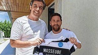 Messi revolucionó las redes al posar con la camiseta del CASI