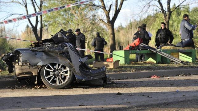 Roban un auto, los persigue la policía y se matan al estrellarse contra un árbol