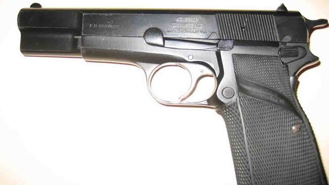 Robaron el arma y un juego de esposas del auto de un policía en Santo Tomé