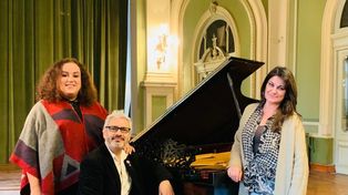 La soprano María Castillo de Lima y la mezzosoprano Anabella Carnevali, junto al pianista César Tello.