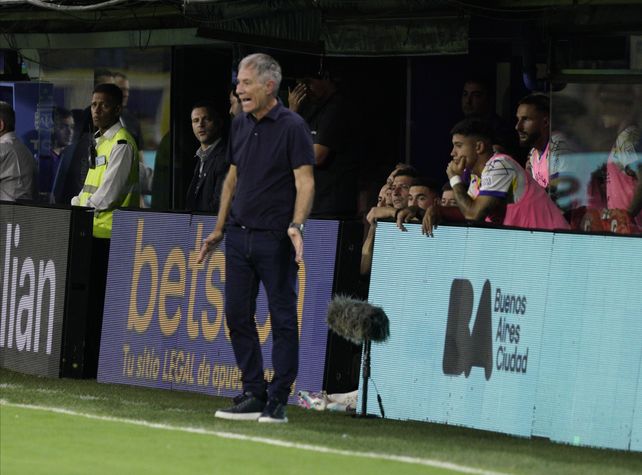 Ariel Holan, en el banco de suplentes frente a Boca. Ese día Central no estuvo a la altura.