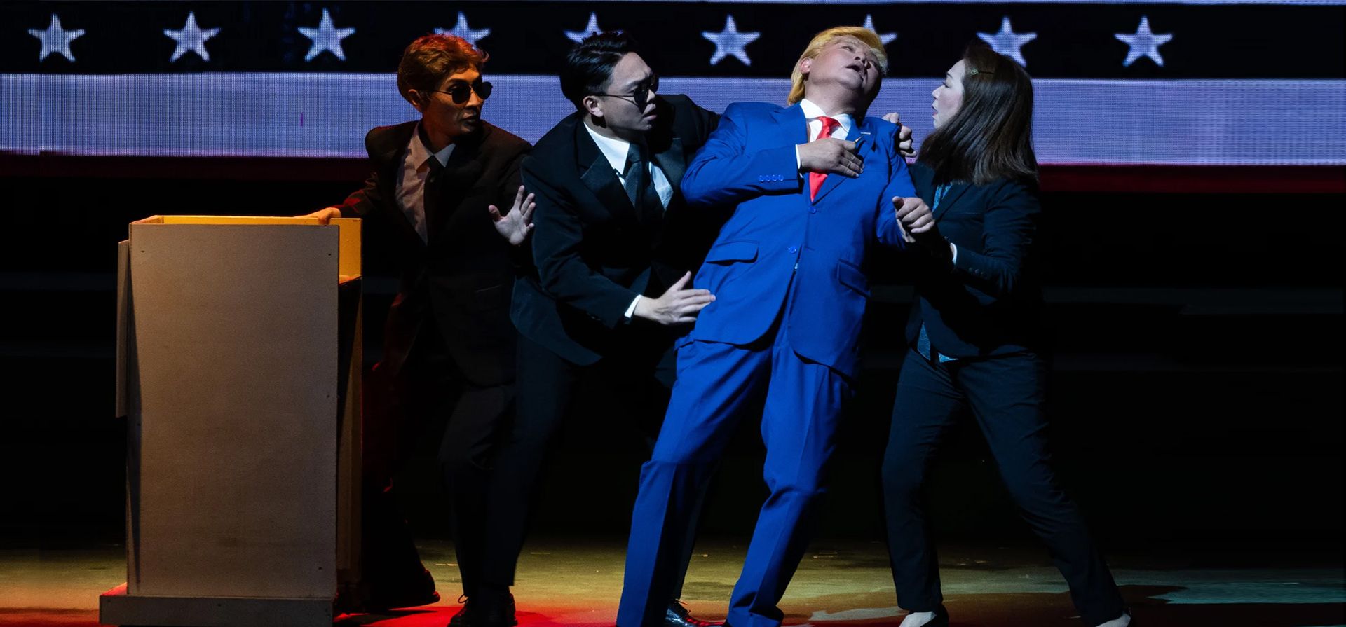 Loong Koon-tin, un actor, interpreta a Donald Trump en una ópera cantonesa, Trump, the Twins President, Hong Kong, China. Fotografía: Billy HC Kwok/Getty Images Loong Koon-tin, un actor, interpreta a Donald Trump en una ópera cantonesa, Trump, the Twins President, Hong Kong, China. Fotografía: Billy HC Kwok/Getty Images