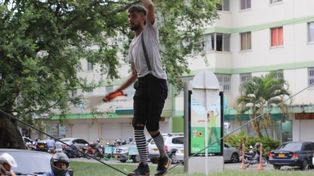 Jairo Beccaría, el joven rosarino asesinado en Brasil, era conocido en la ciudad por hacer equilibrismo en las calles.