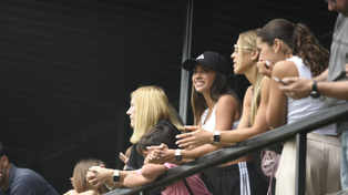 La familia de Messi alentando a Thiago desde las tribunas del predio Jorge Bernardo Griffa