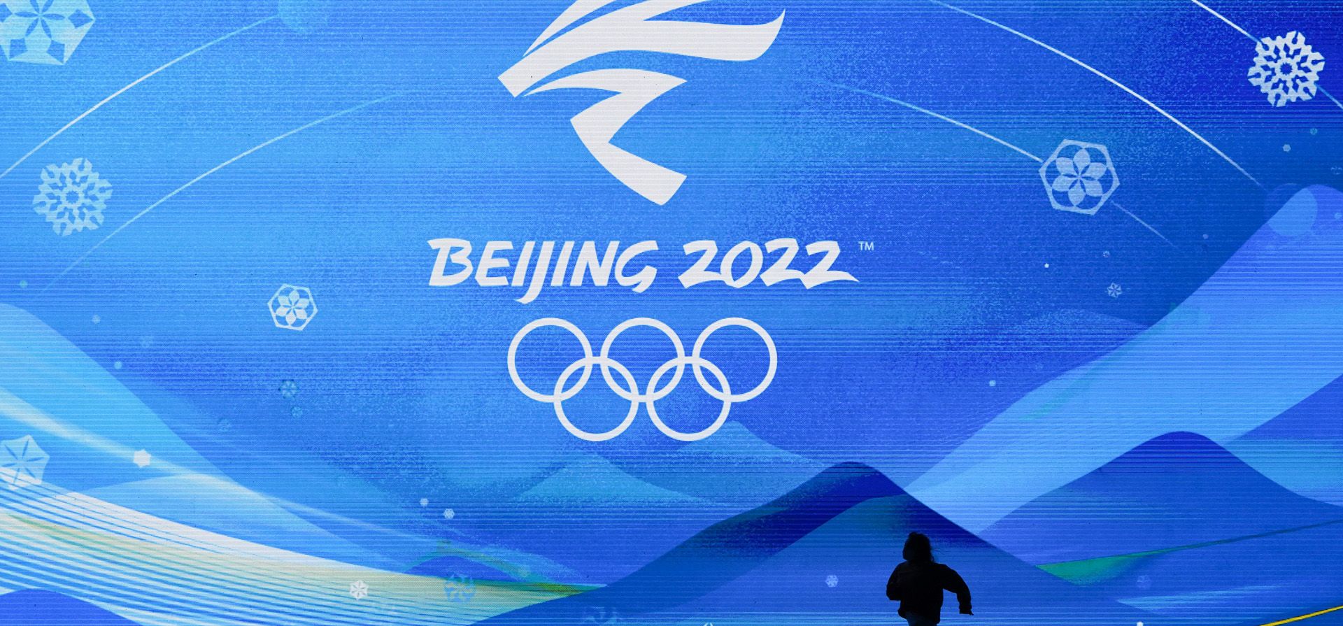 Un artista corre por el escenario durante un ensayo para las ceremonias de entrega de medallas antes de los Juegos Olímpicos de Invierno de 2022, el martes 1 de febrero de 2022 en Beijing.