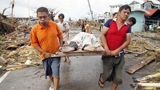 Estiman en 10 mil los muertos en Filipinas por un tifón de 300 kilómetros por hora