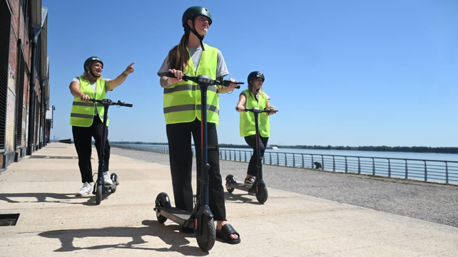 La recorrida en monopatines eléctricos será por la costanera central.