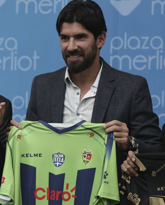 El Loco Abreu asumió hace pocos días como técnico y ya se coronó campeón