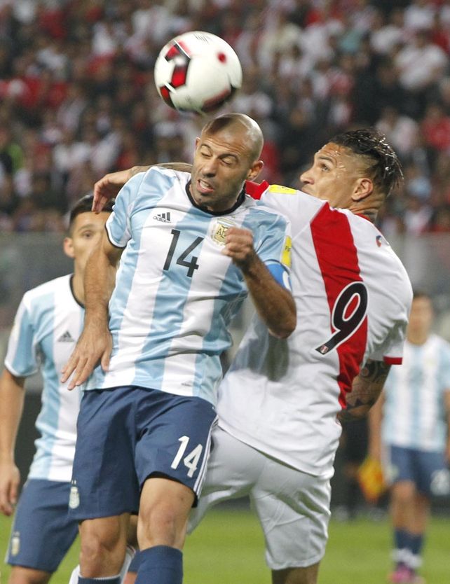 Un duro adversario. Mascherano tuvo que exigirse al máximo para marcar a Paolo Guerrero en tierra peruana.