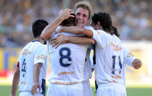 Partido liquidado. Valentini abraza a Jesús Méndez luego de que el mendocino marcara el segundo gol frente a Patronato. Diego Lagos también se suma al festejo.