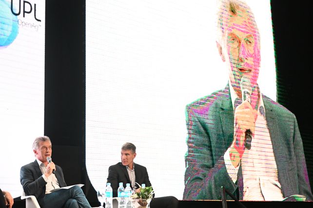 Macrí estuvo junto a Martín Palermo en el salón Metropolitano.