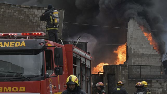 Grave incendio en una fábrica de colchones en Avellaneda