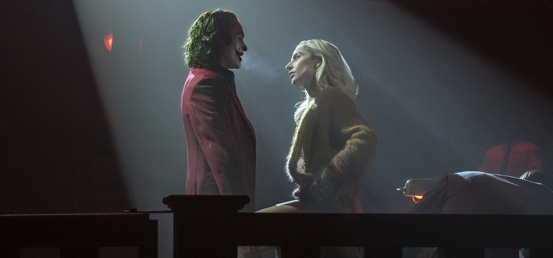 Imagen difundida por Warner Bros Pictures muestra a Joaquin Phoenix, a la izquierda, y a Lady Gaga en una escena de 