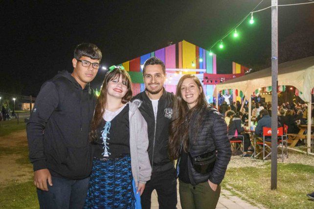 Julián Mendieta, Paloma Domínguez, Emanuel Gálvez y Antonella Domínguez