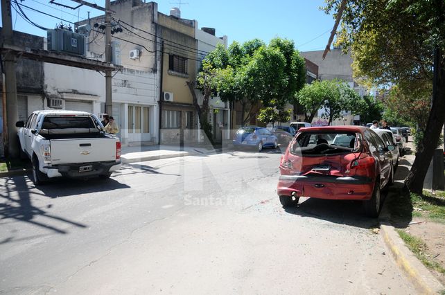 Camión chocó a una camioneta que embistió a cuatro autos estacionados