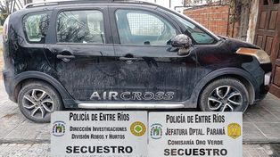 Robaban materiales de construcción y herramientas en un Citroen C3
