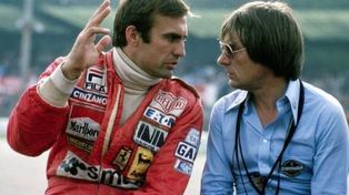 Carlos Reutemann diálogo con Bernie Ecclestone en la previa de una carrera de Fórmula Uno.&nbsp;
