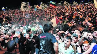 Acusan a barras de Central y de Boca por la avalancha en el trágico recital del Indio